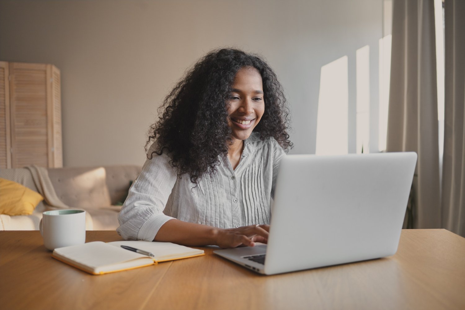 Profissional trabalhando como freelancer pela internet